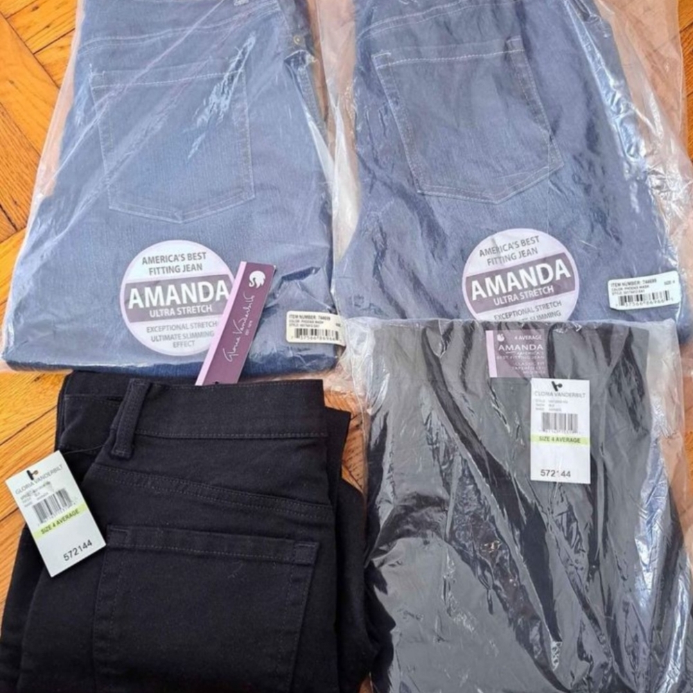 4 pairs of new size 4 average Gloria Vanderbilt Amanda jeans.